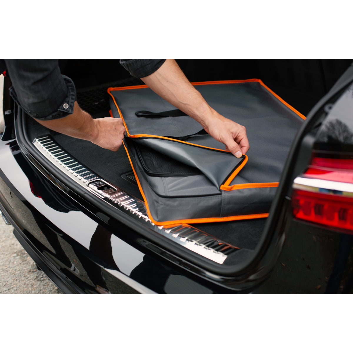 Knuffelwuff faltbare Hundebox Auto Transportbox Alverstone mit Aluminiumgestell für den Kofferraum – M - 61 x 46 x 43 cm (Ansicht 7)